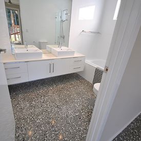 Colocaciones Pavigrup S.L. baño con pavimento de terrazo continuo